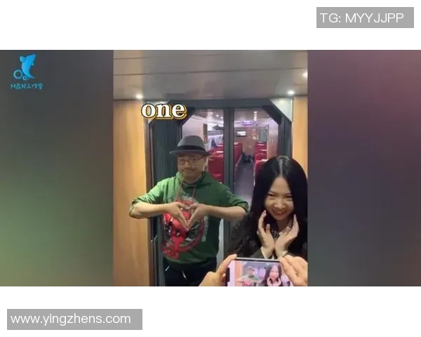 足球女网红与球星亲密互动背后的真相与娱乐圈跨界合作的深度解析