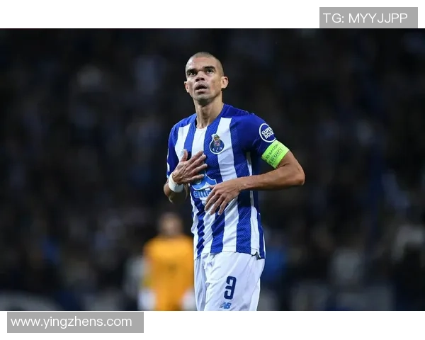 足球球星外壳背后的秘密揭秘:从赛场到生活的多面人物解析 足球球星外壳背后的秘密揭秘:从赛场到生活的多面人物解析